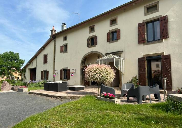 Chambre d’hôte pour 2 personnes, avec terrasse ainsi que piscine et jardin dans Girecourt-sur-Durbion