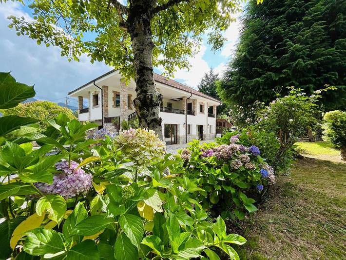 Casa rural para 2 personas, con jardín además de terraza y vistas, Se admiten mascotas en Cangas de Onís