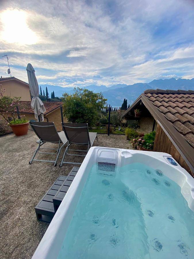 B&B für 2 Personen, mit Terrasse und Whirlpool sowie Garten und Ausblick in Malcesine