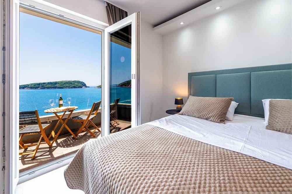 Beach House - Spectacular beach house with hot tub (5 bedrooms,4 bathrooms) in Molunat, Dubrovnik-Neretva