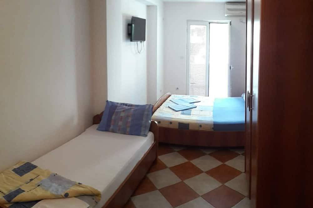 Apartamento entero, Trokrevetni partman sa svojim kupatilom, terasom i parkingom u dvoristu kuce. in Budva, Municipio de Budva