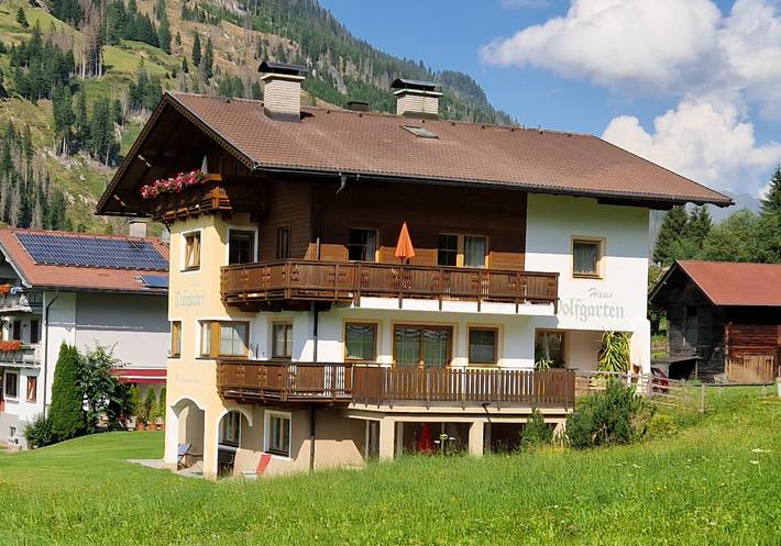 Ferienwohnung für 6 Personen, mit Balkon und Terrasse sowie Garten