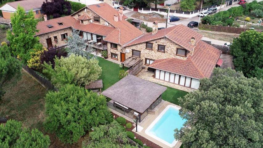 Apartamento para 4 personas, con Balcón y Terraza además de Jacuzzi y Jardín en Sierra Norte