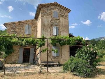 Gîte pour 4 personnes, avec vue ainsi que piscine et jardin à Sainte-Jalle