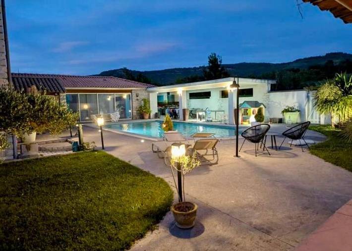 Location de vacances pour 10 personnes, avec vue et jardin ainsi que piscine et sauna, adapté aux familles à Lussas - 3