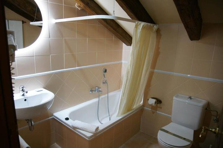 Hotel para 2 personas, con jacuzzi y jardín en Pirineo Navarro - 3