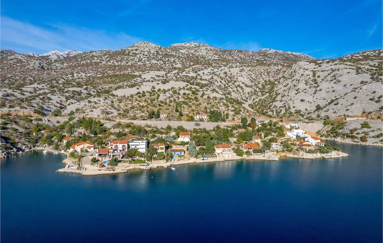 Entire holiday apartment, Cozy Apartment Near Beach with WiFi, AC, and Terrace in Lukovo Šugarje, Kvarn land