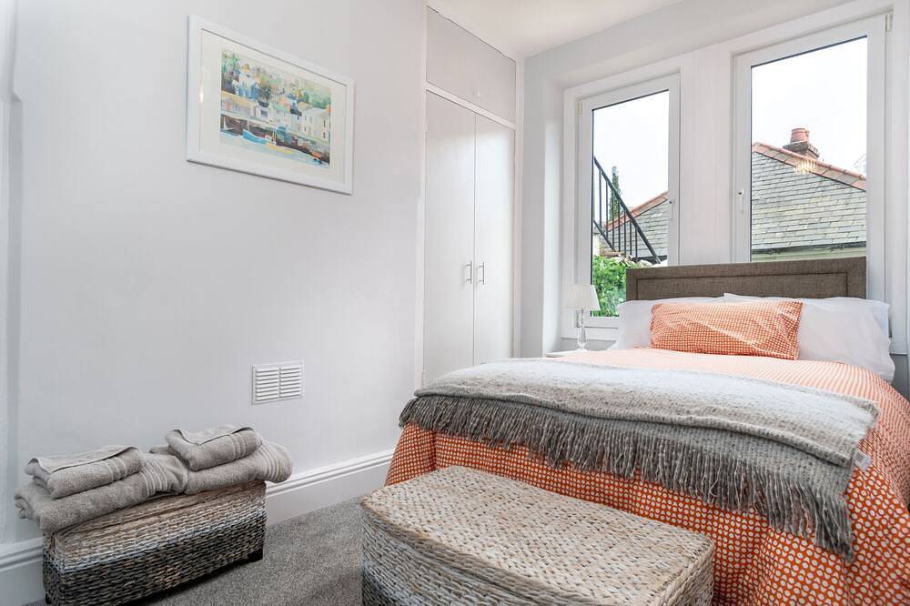 Sandbanks - Two Bedroom Cottage, Sleeps 3 in Deganwy, Conwy region
