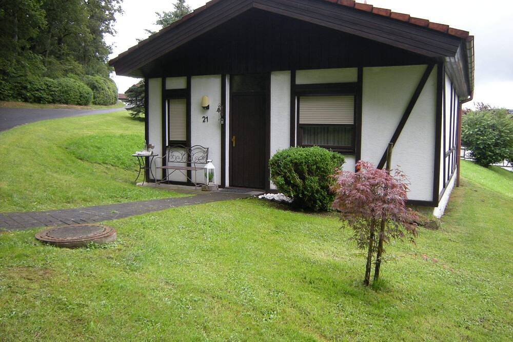 Ferienhaus 'Bungalow 21' mit Gemeinschaftsgarten und Wi-Fi in Künzell, Rhön-Hessen