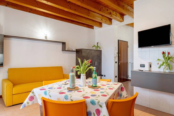Appartamento intero, Appartamento 'Kikosa House' con Terrazza Privata, Wi-Fi e Aria Condizionata in Castelnuovo del Garda, Prealpi Gardesane