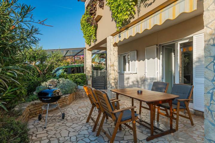 Ganze Wohnung, 100 Meter zum Kieselstrand mit Klima, Grill in Banjole, Südküste Istrien