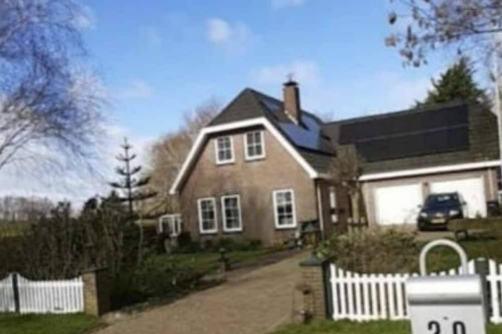 The yellow room for 2 with private entrance and a spacious walk-in shower. in Ijsselmeer