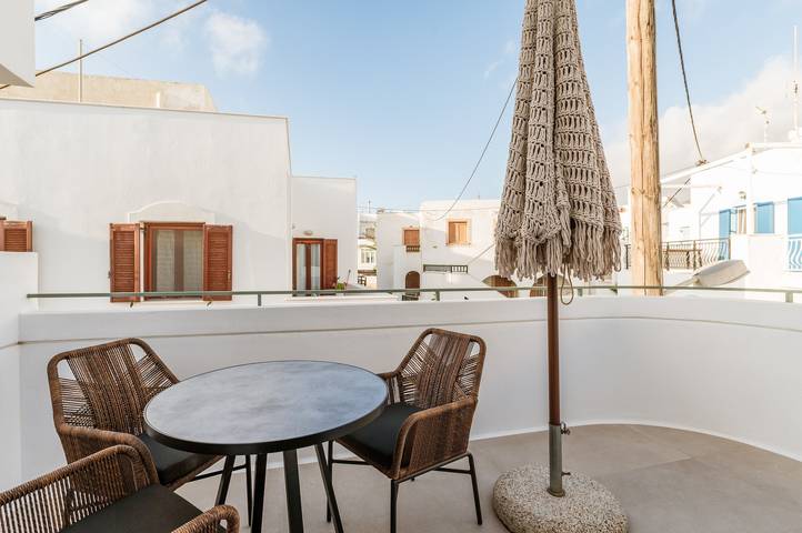 Apartamento num hotel "Makava Suite" com banheira de hidromassagem exterior, varanda e Wi-Fi in Naxos Cidade, Naxos