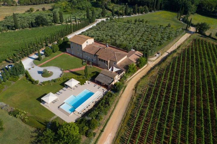 Appartamento, con Terrazza e Giardino nonché Piscina e Panorama a Ponsacco