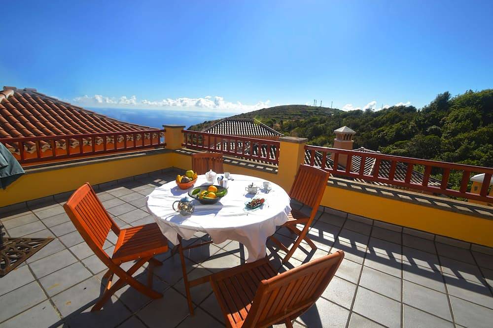 Rodeada de huertos y cerca de Santa Cruz de La Palma in Puntallana, La Palma Norte