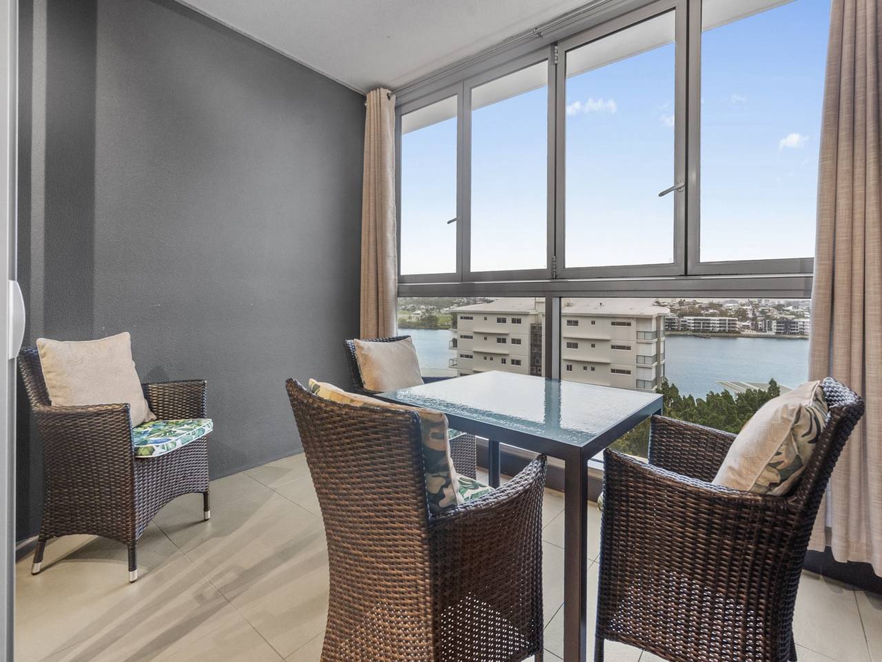 Entire apartment, Stylish Apartment with Balcony and Pool in Brisbane, Moreton Bay