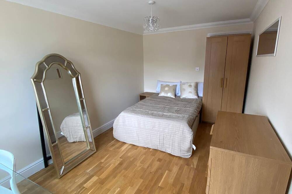 Spacious house in a quite cul de sac with parking and great location. in Reading, Berkshire