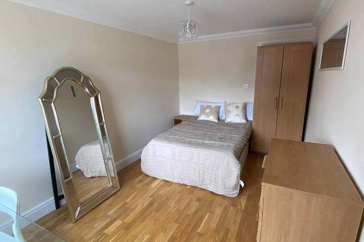 Spacious house in a quite cul de sac with parking and great location. in Reading, Berkshire
