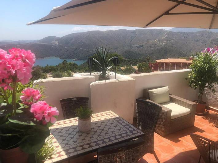 Apartamento para 5 personas, con vistas y piscina además de vistas al lago y terraza, Se admiten mascotas en Sierra de las Nieves
