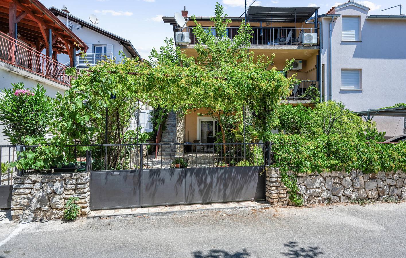 Ganze Ferienwohnung, Charmantes Apartment mit einem Schlafzimmer und Terrasse, 500 m vom Strand entfernt in Vodice, Šibenik-Knin