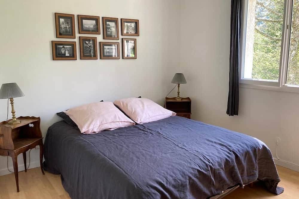 House located between the Chartreuse Natural Park and Lake Aiguebelette in Lépin-le-Lac, Chambéry region