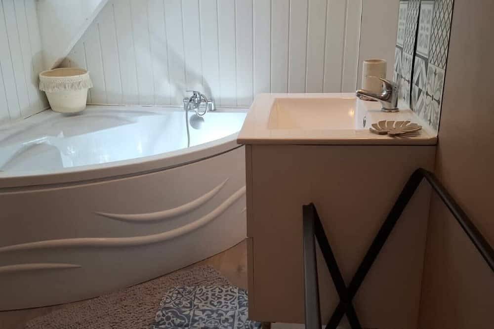 Chambre d'hôtes « Chambre Quadruple » avec piscine partagée, terrasse et Wi-Fi in Chitenay, Sologne