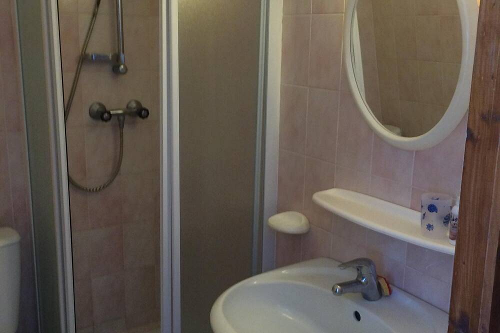 Appartement entier, 2 pièces  dans propriété au calme à 5 km des plages d'Ile Rousse .Parking privé in Santa-Reparata-di-Balagna, Région de Calvi