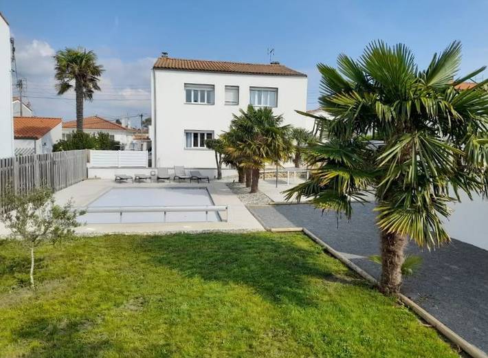 Villa pour 10 personnes, avec piscine ainsi que jardin et terrasse