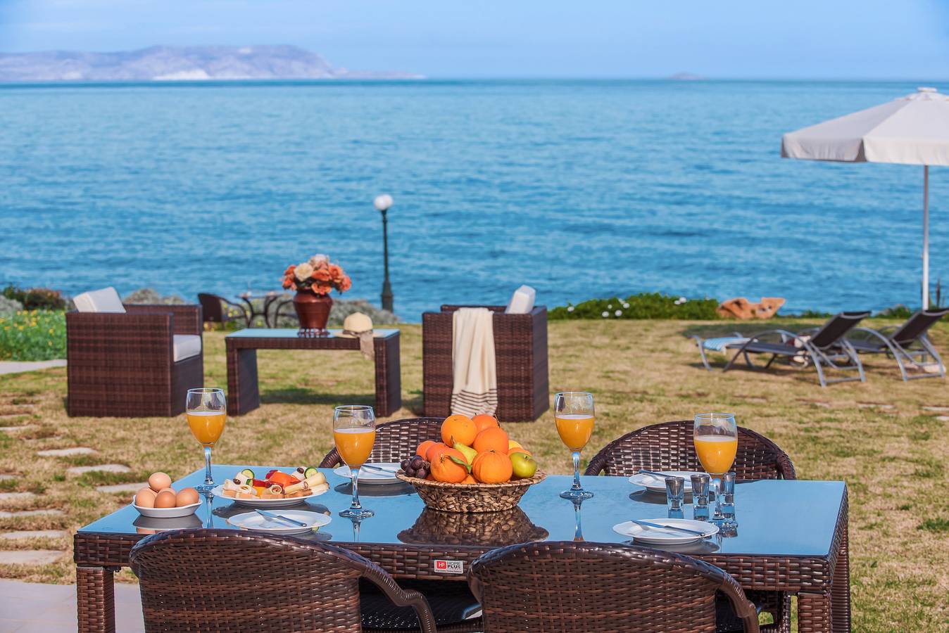 Artemis beachfront villa-on the Waves in Gouves, Iraklio-Heraklion und Umgebung