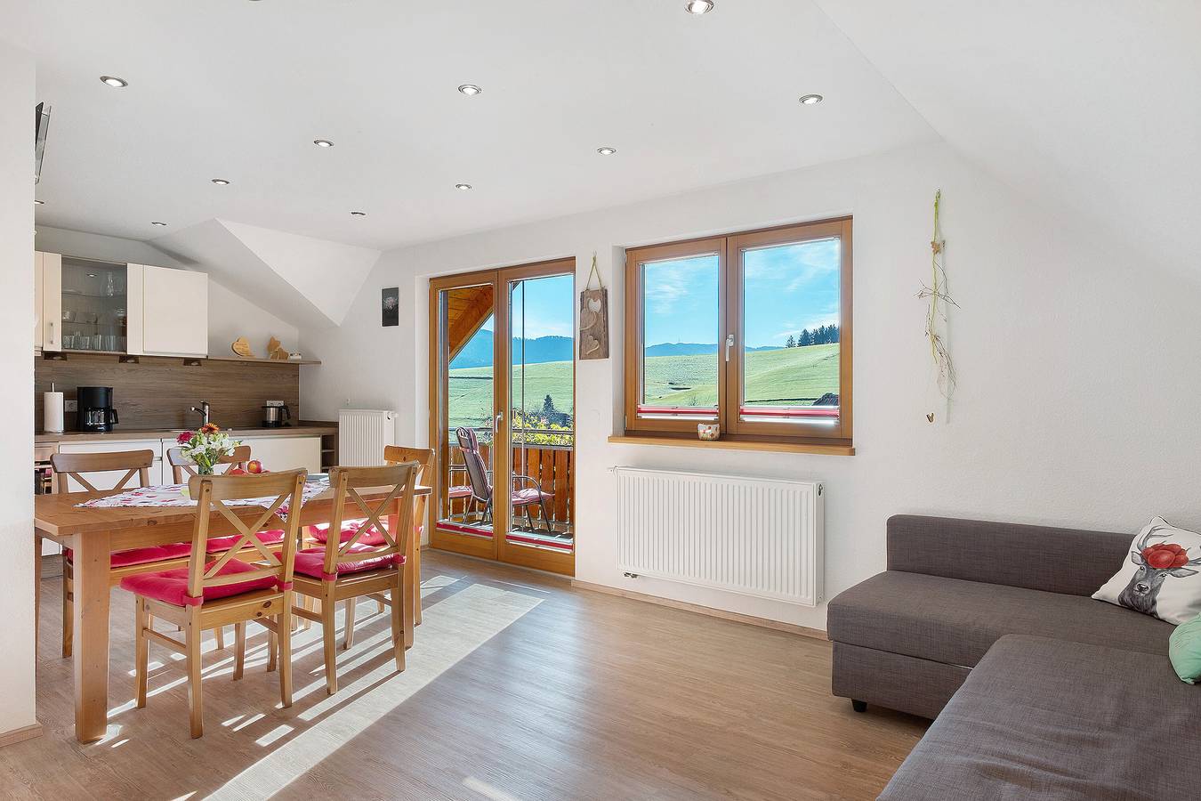 Appartamento intero, Appartamento 'Talblick, 75mq' con vista montagna, balcone e Wi-Fi in Elzach, Foresta Nera centrale