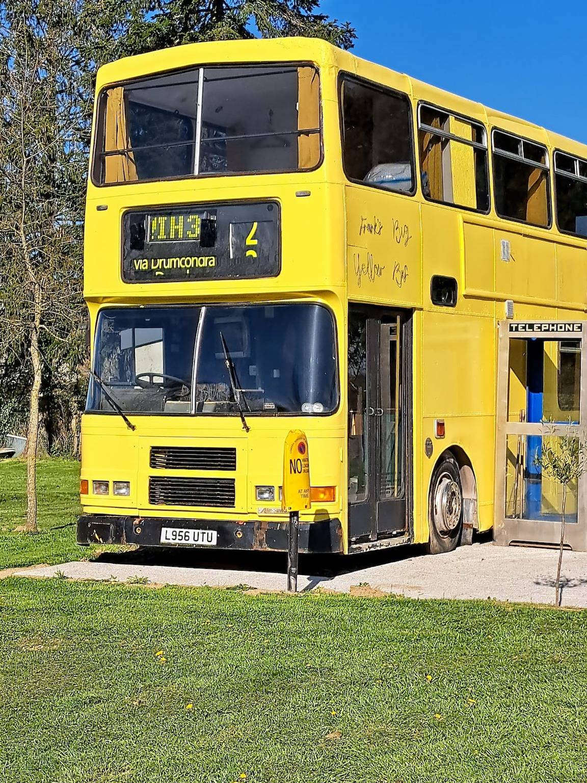 The Big Yellow Bus in Montchevrier, Région de La Châtre