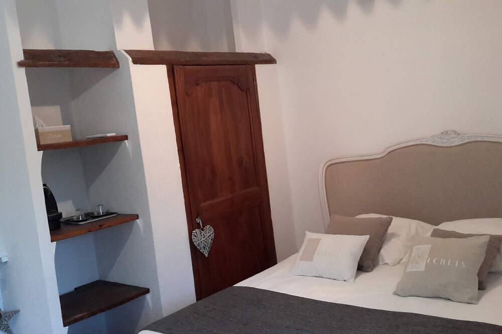 Le Mas Des Cosme En Provence in Aramon, Nimes region