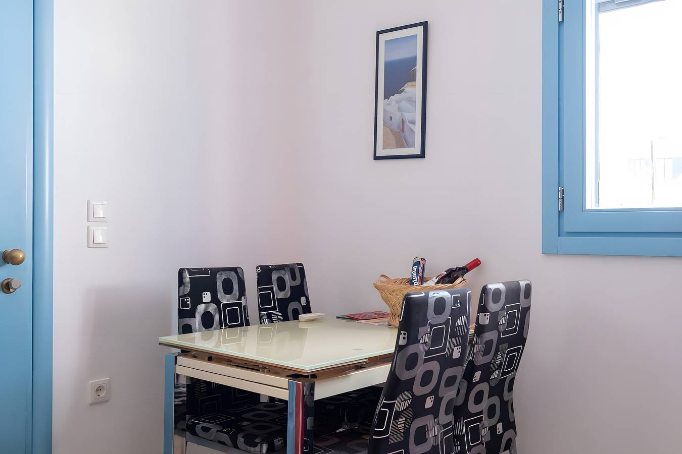 Entire apartment, Apartment 'Adelphi 4 40' with Mountain View, Wi-Fi and Air Conditioning in Perissa, Santorini