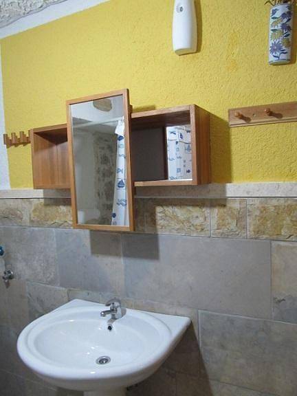 Ganze Ferienwohnung, Studio mit Garten, 60 meter von Meer entferen in Betina, Murter