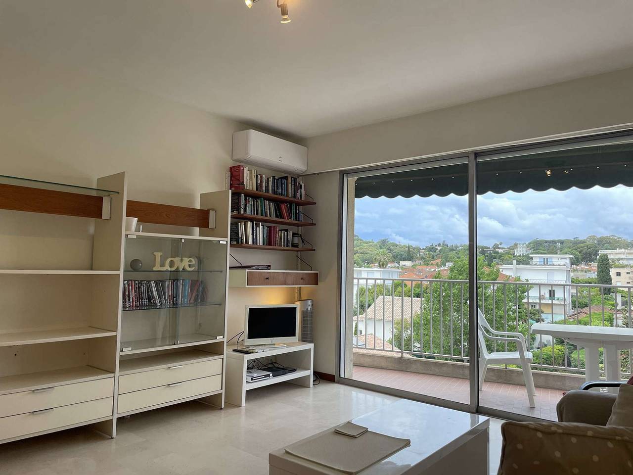 Entire apartment, Seaside Apartment with Private Parking, Balcony, and Easy Beach Access in Antibes, Cannes region