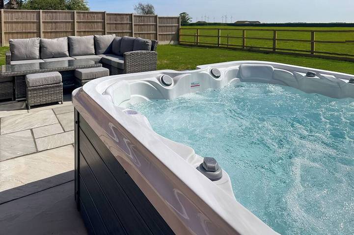 Cottage for 8 people, with hot tub and garden in East Midlands