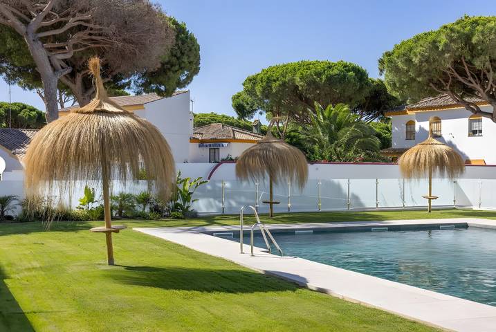 Hel lejlighed, Apartment 'Los Drogos Edificio B, Bajo C' with Shared Pool, Wi-Fi & Air Conditioning in La Barrosa, Chiclana de la Frontera