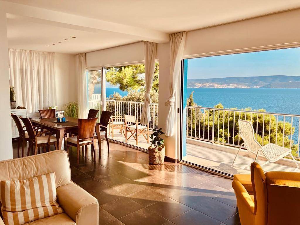 Blue Beach Villa with Bbq, Wifi and Stunning View in Céline, Omiš-Riviera