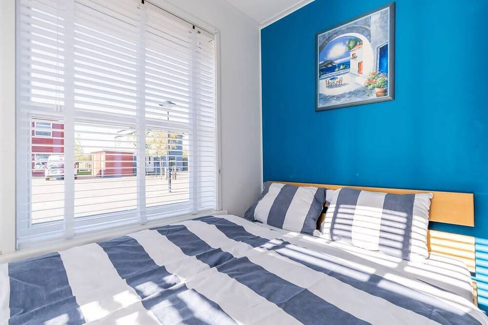 Geräumiges, modernes Inselhaus an einer Ecke mit vollständig umzäuntem Garten, ideal für Kinder. in Oude-Tonge, Goeree-Overflakkee