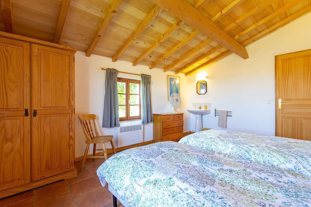 Heated pool, single-storey, rural location. Near restaurants and historic towns in Pardaillan, Région de Marmande