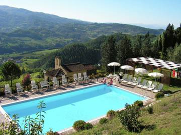 Gîte pour 6 personnes, avec jardin ainsi que terrasse et piscine à Dicomano
