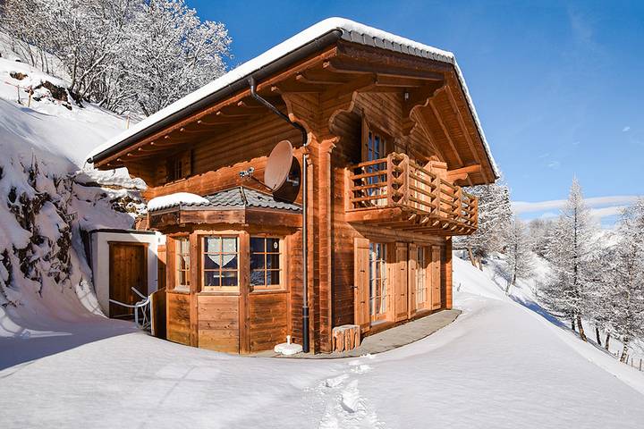 Ferienhaus für 9 Personen, mit Balkon und Whirlpool sowie Terrasse und Sauna in der Schweiz