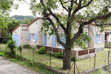 Gîte pour 6 personnes, avec jardin et terrasse, animaux acceptés à La Javie
