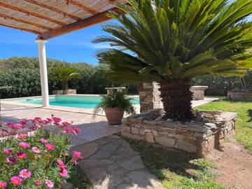 Gîte pour 2 personnes, avec terrasse ainsi que piscine et jardin à Borgo