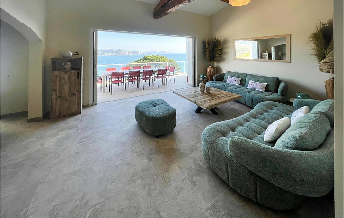 Appartement confortable de 2 chambres avec vue sur la mer, piscine et à deux pas de la plage, Wi-Fi inclus in La Nartelle, Sainte-Maxime