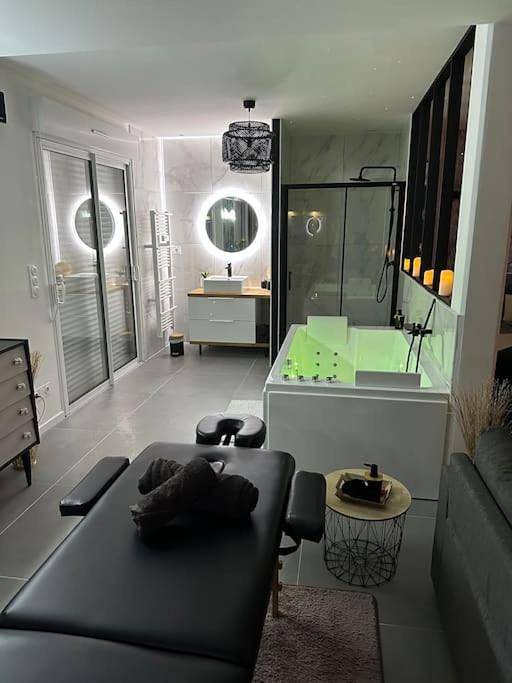 Location de vacances pour 2 personnes, avec jacuzzi et piscine ainsi que jardin et sauna à Marzan - 4