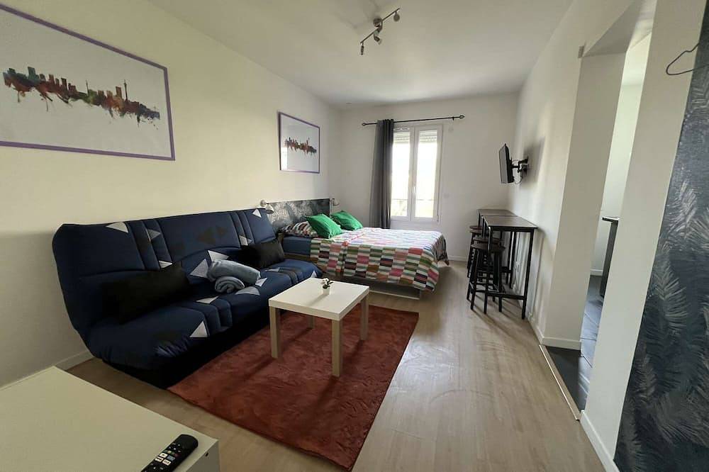 Entire apartment, Spacious studio 2/4 pers. + sofa | Ideal for business & weekends in Châtellerault, Vienne