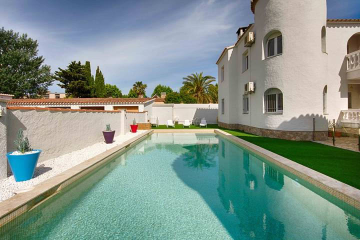 Gîte pour 4 personnes, avec Terrasse ainsi que Jardin et Piscine à Empuriabrava