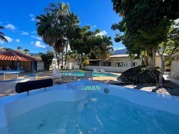 Pousadas para 4 pessoas, com piscina e jacuzzi e ainda jardim em São Sebastião (Brasil)