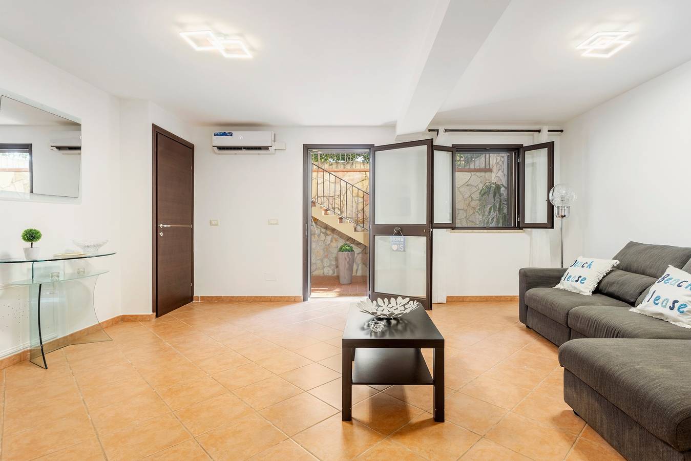 Appartement entier, Appartement "La Casa Di Alina Mondello" avec jardin privé, Wi-Fi et climatisation in Palerme, Province de Palerme